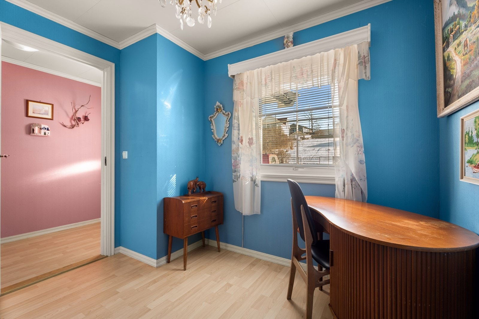 Også dette soverommet har laminatgulv og tapetserte vegger. Galleribilde