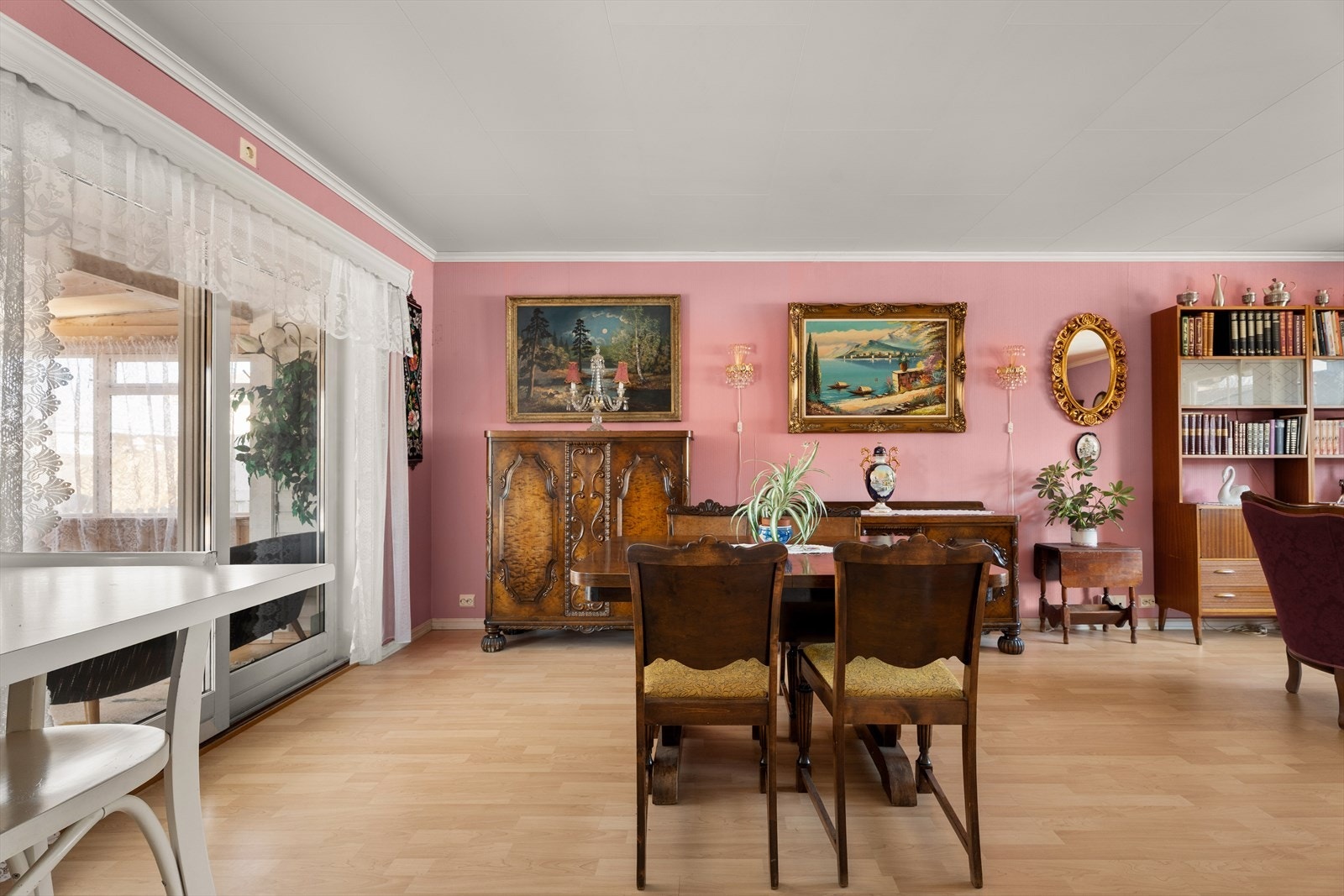 En heve-skyvedør i 2-lags glass leder ut til den innglassede terrassen. Galleribilde