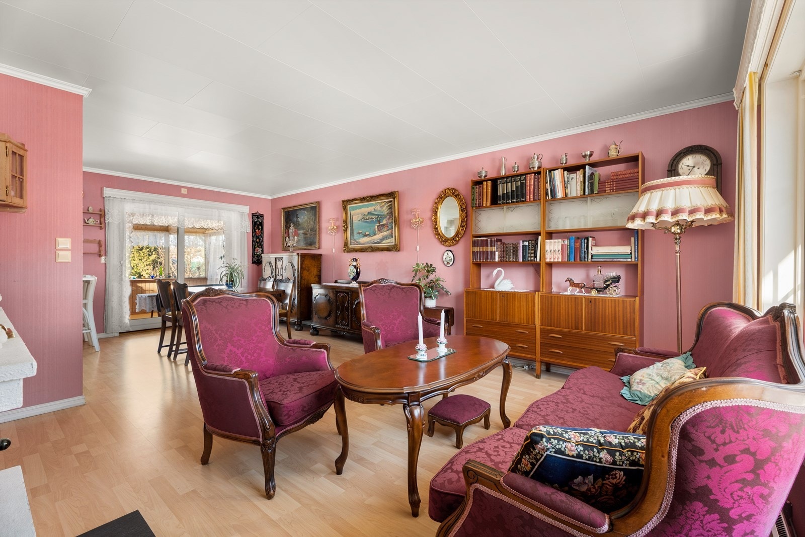 Fra stuen er det en åpen løsning mot spisestuen og kjøkkenet. Galleribilde