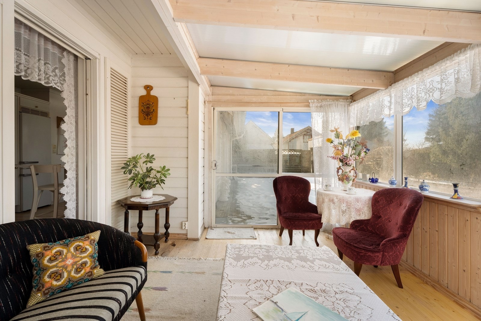 Rommet gir en fin overgang mellom inne- og uterom. Galleribilde