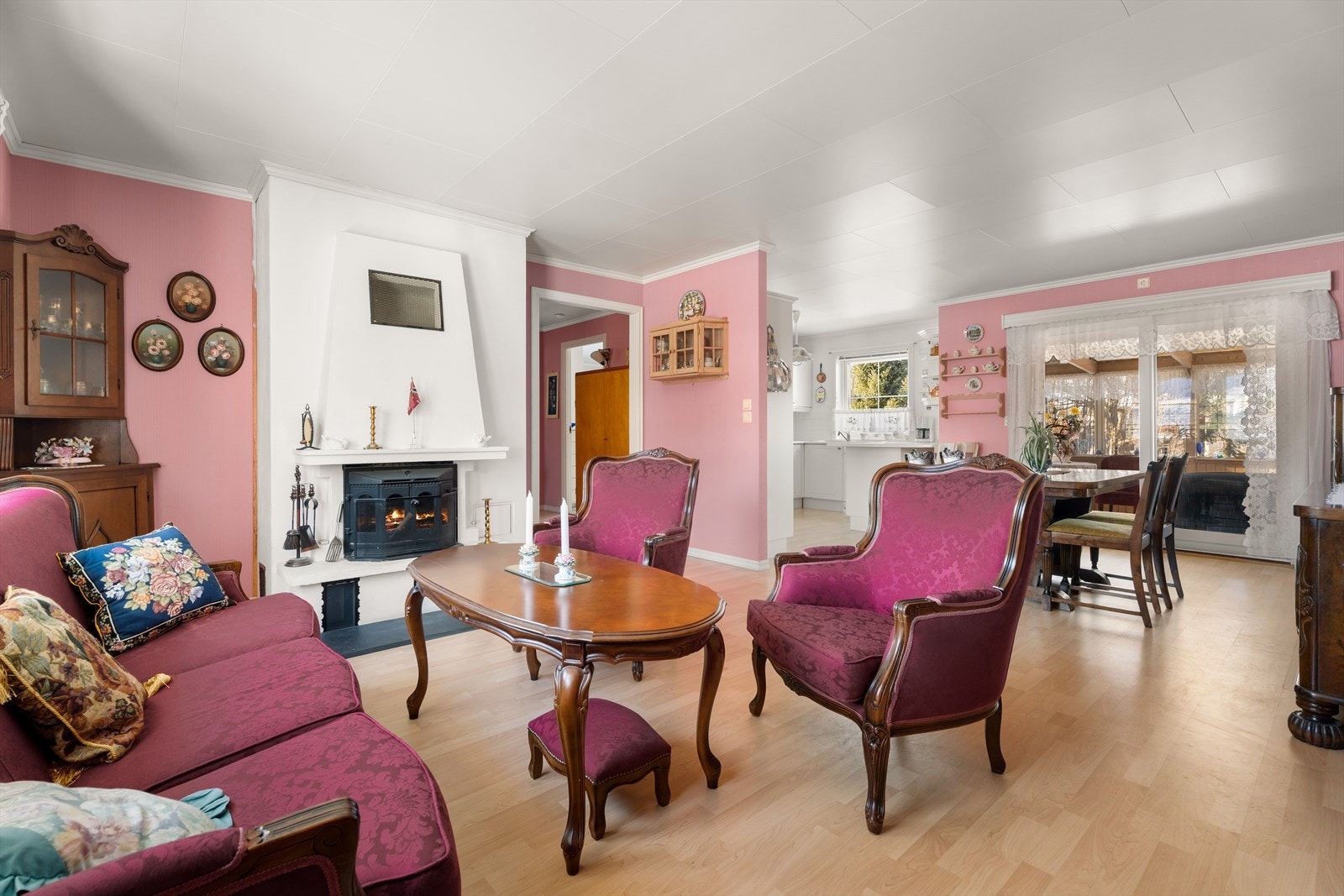 Den åpne planløsningen skaper en sosial og luftig atmosfære mellom rommene. Galleribilde