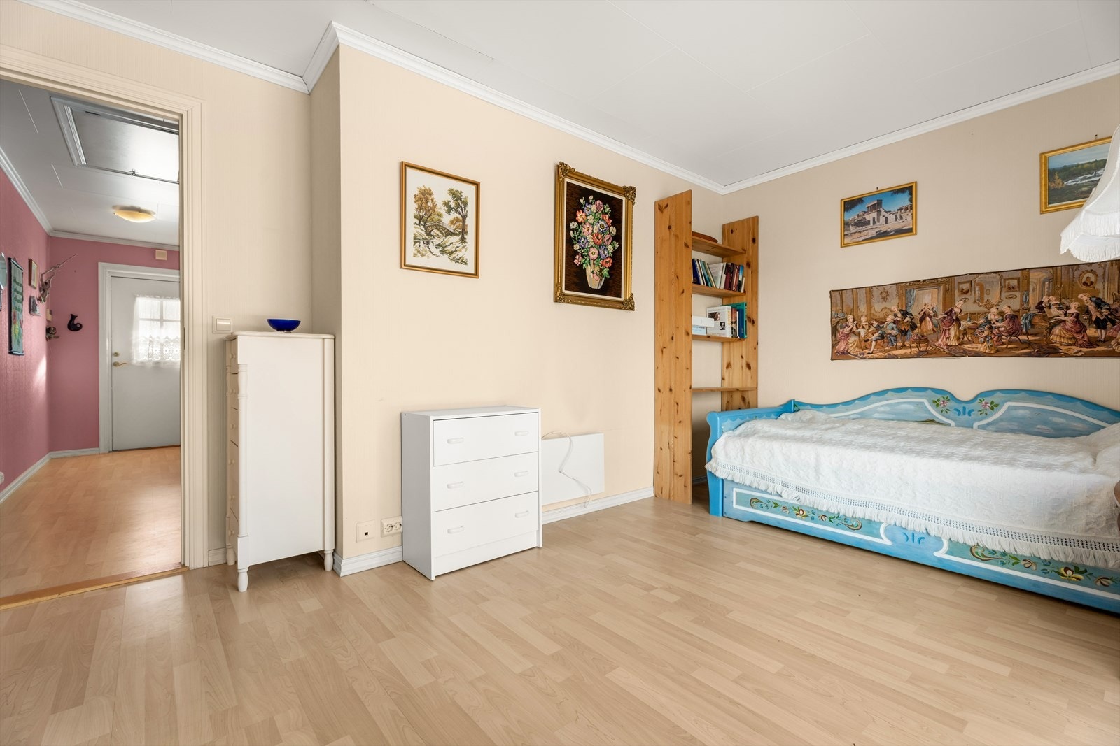 Rommet er romslig med god plass til både seng og oppbevaringsmøbler. Galleribilde