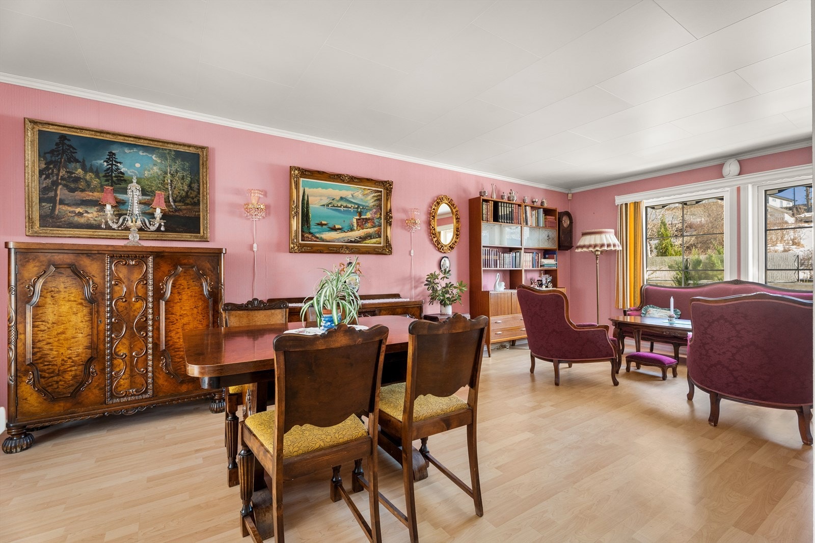 Den åpne løsningen gir en god romfølelse og binder sonene sammen. Galleribilde