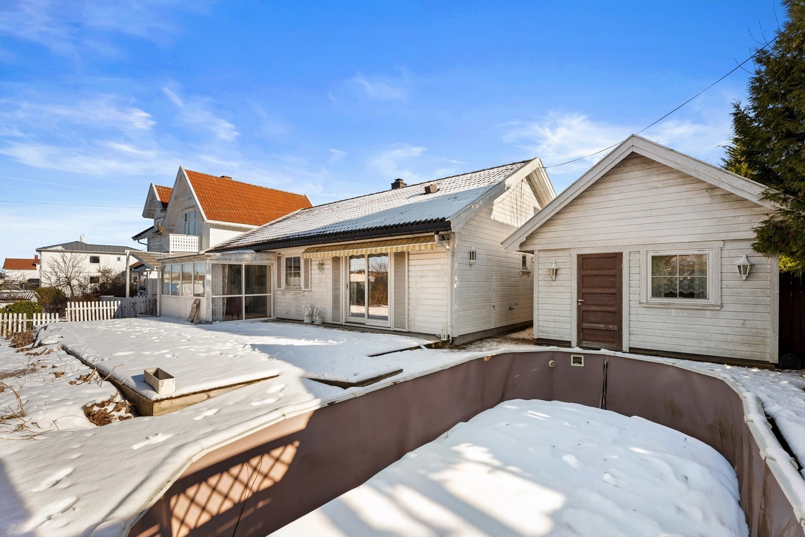 Enebolig fra 1999 med stor tomt, garasje og nedgravd basseng i et etablert boligområde. Galleribilde