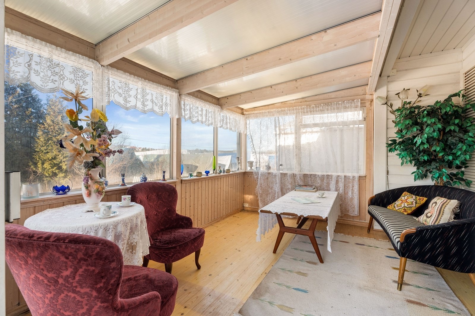 Den innglassede terrassen på 11 m² fungerer som en forlengelse av stuen. Galleribilde