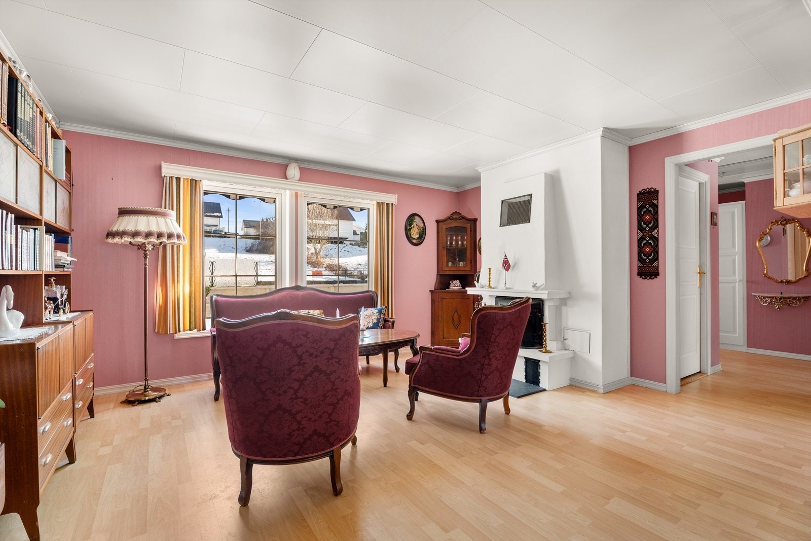 En elementpipe med vedovn sørger for ekstra varme og en hyggelig atmosfære. Galleribilde