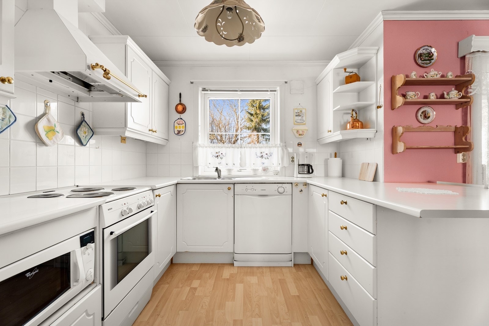 Kjøkkeninnredningen er utstyrt med integrert komfyr, platetopp og oppvaskmaskin. Galleribilde