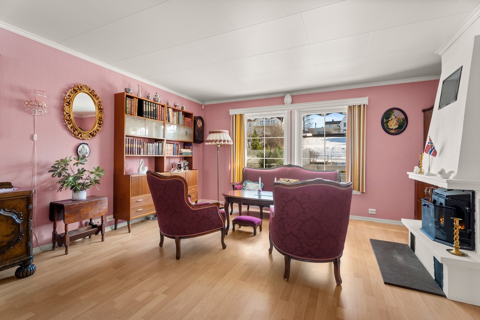 Rommet har laminatgulv og tapetserte vegger, gjennomgående for flere av boligens rom. Galleribilde