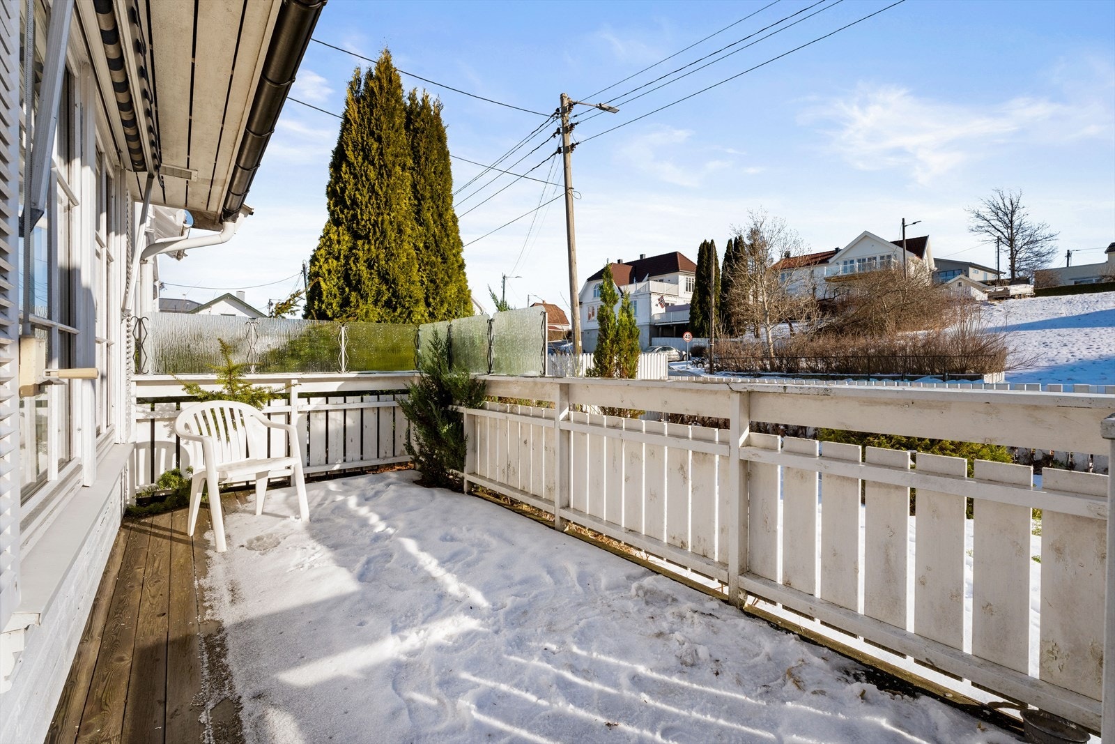 Inngangspartiet har en overbygd terrasse på ca. 14 m². Galleribilde
