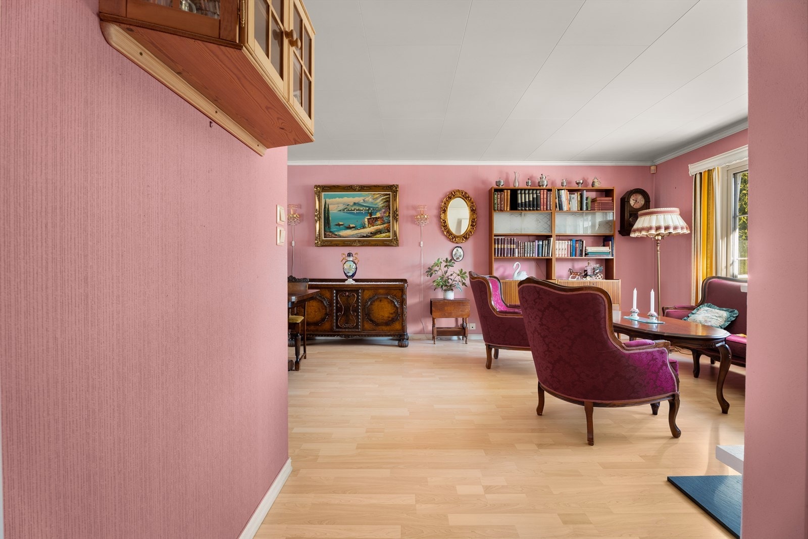 Stuen er et romslig samlingspunkt med plass til flere sittegrupper. Galleribilde