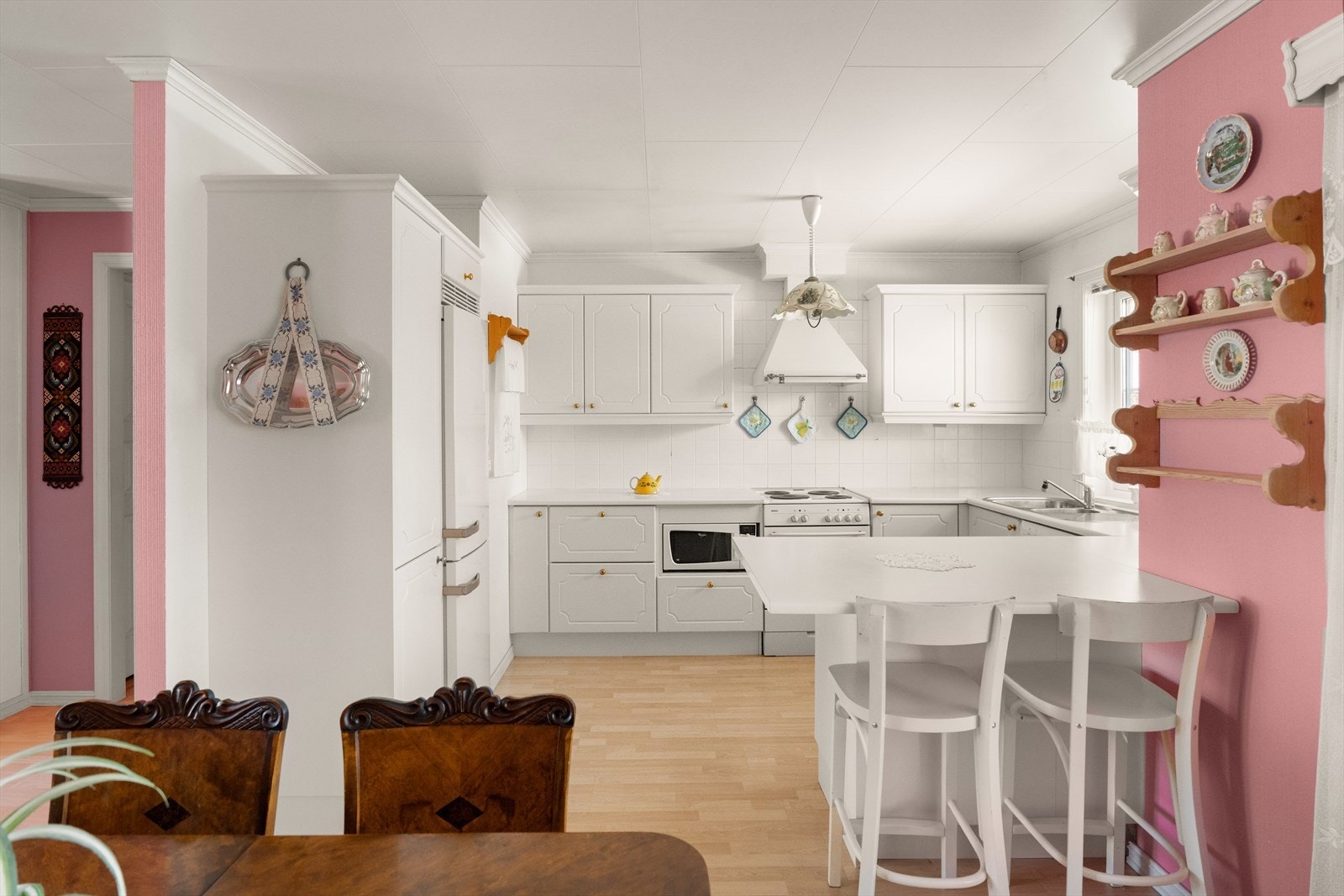 Kjøkkenet har en funksjonell U-form med gode arbeidsflater og kjøkkenventilator med avtrekk ut. Galleribilde