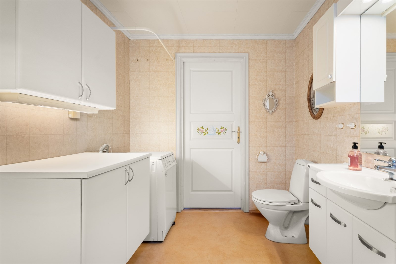 Rommet har godt med skapplass og mekanisk avtrekkssystem. Galleribilde