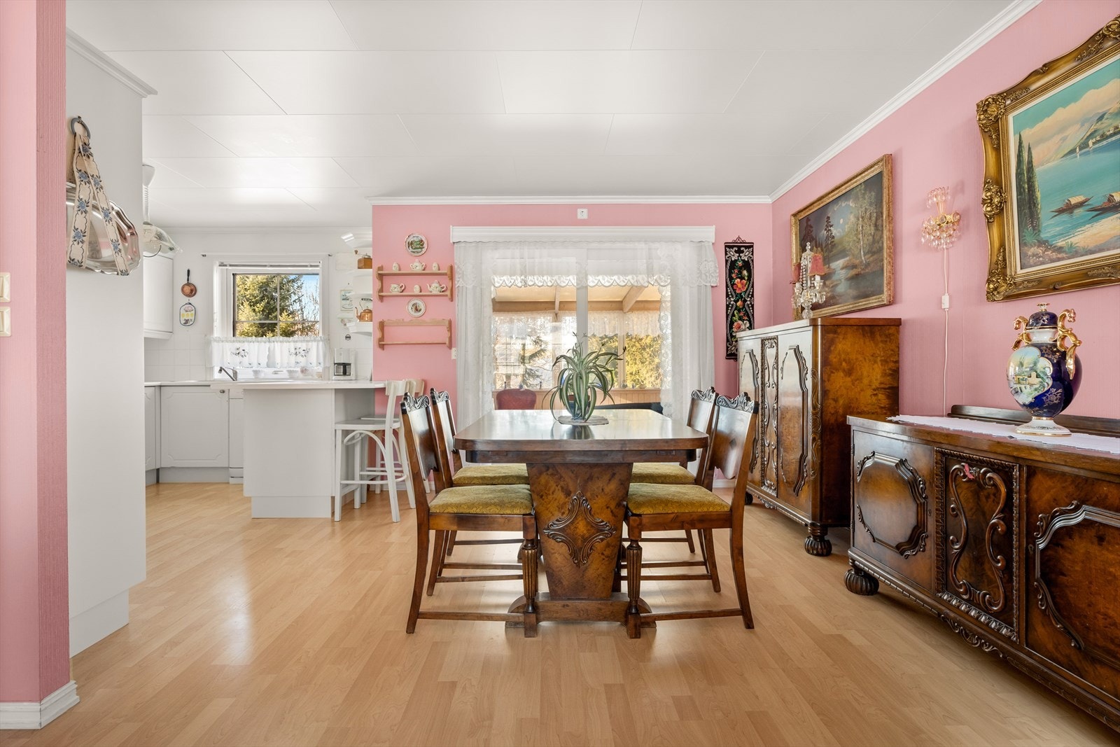 Her er det god plass til et stort spisebord for hyggelige måltider. Galleribilde