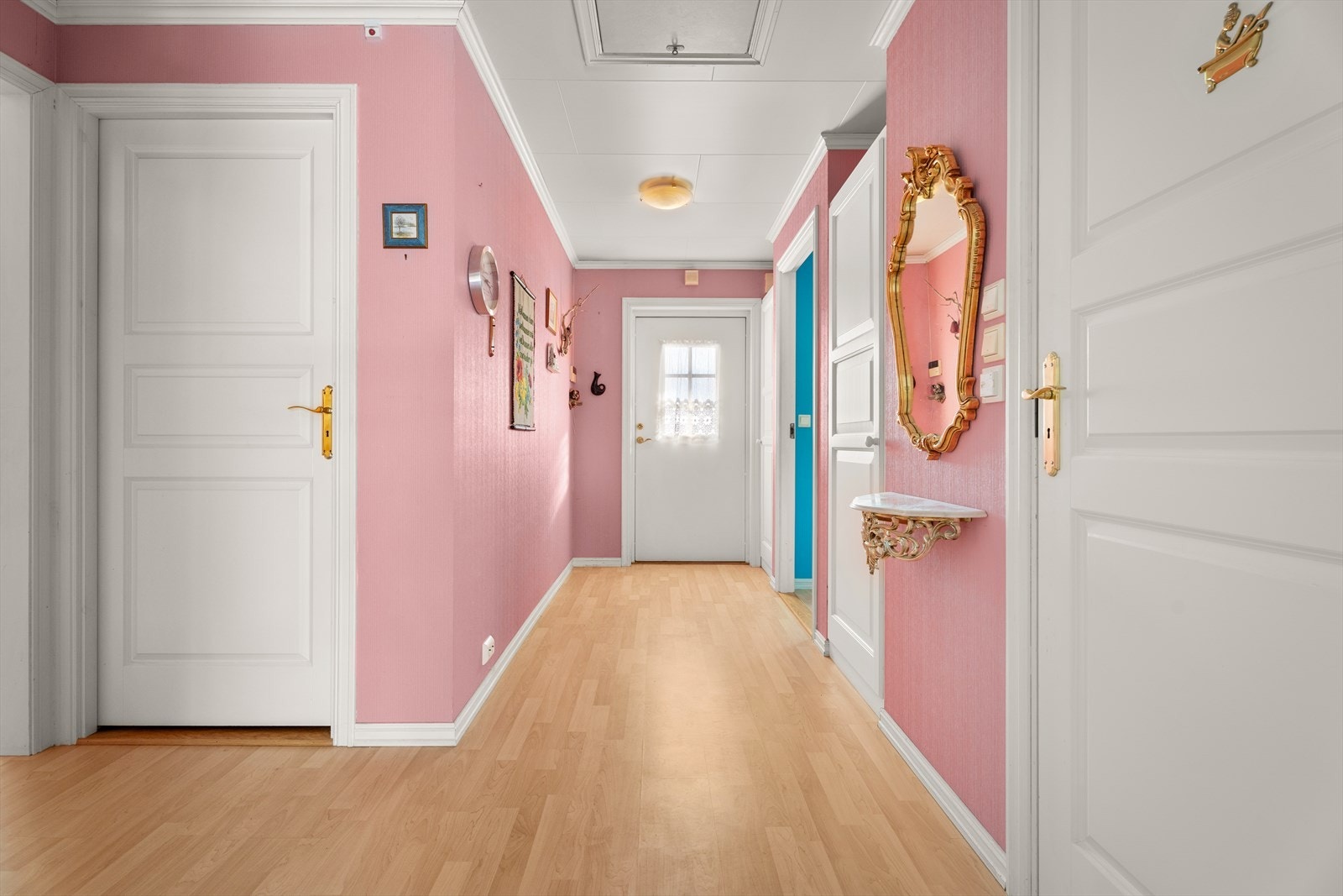 Fra inngangsdøren kommer du inn i en gang med laminatgulv og tilgang til boligens øvrige rom. Galleribilde