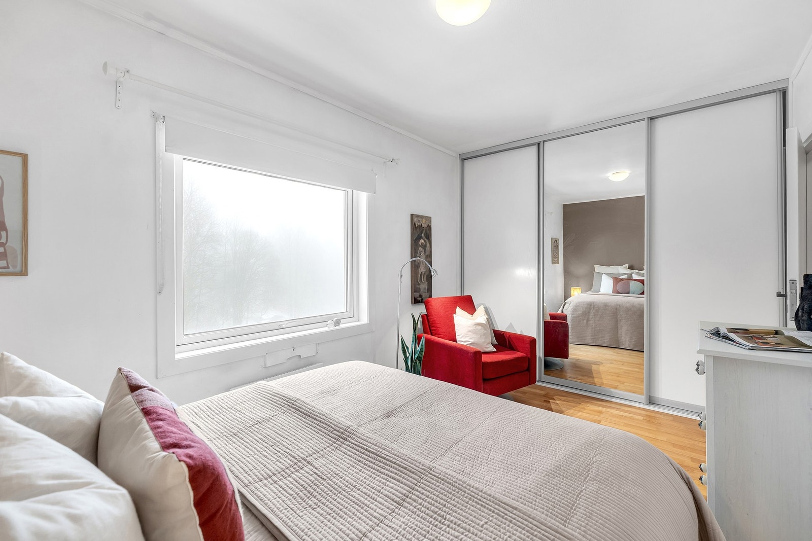 Hovedsoverom er svært romslig og har stor skyvedørsgarderobe Galleribilde