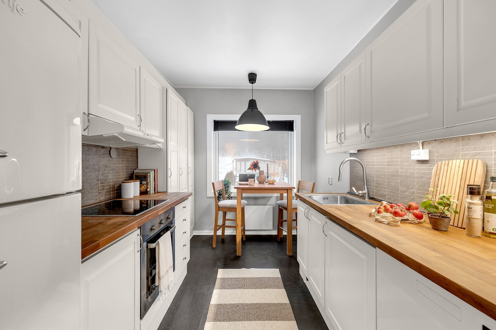 Lyst kjøkken med spiseplass Galleribilde