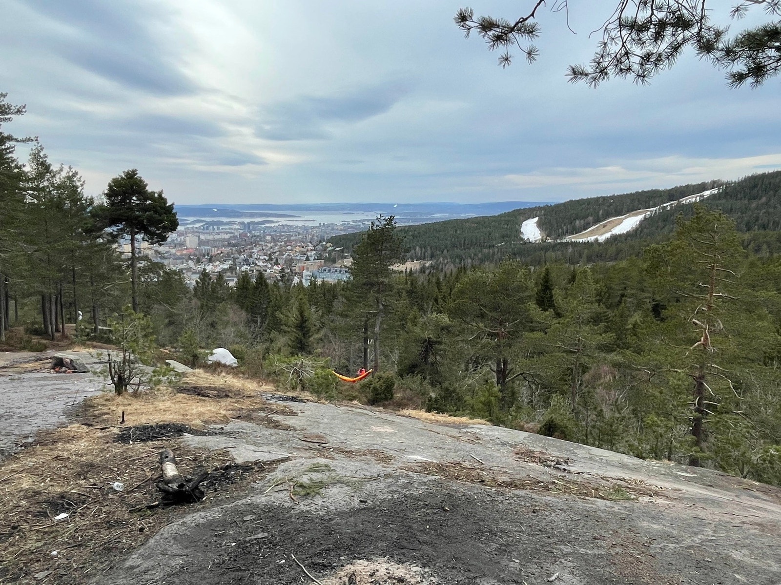 Noen få minutters gange oppover marka, ligger Glassberget, med bålplass og fantastisk utsikt Galleribilde