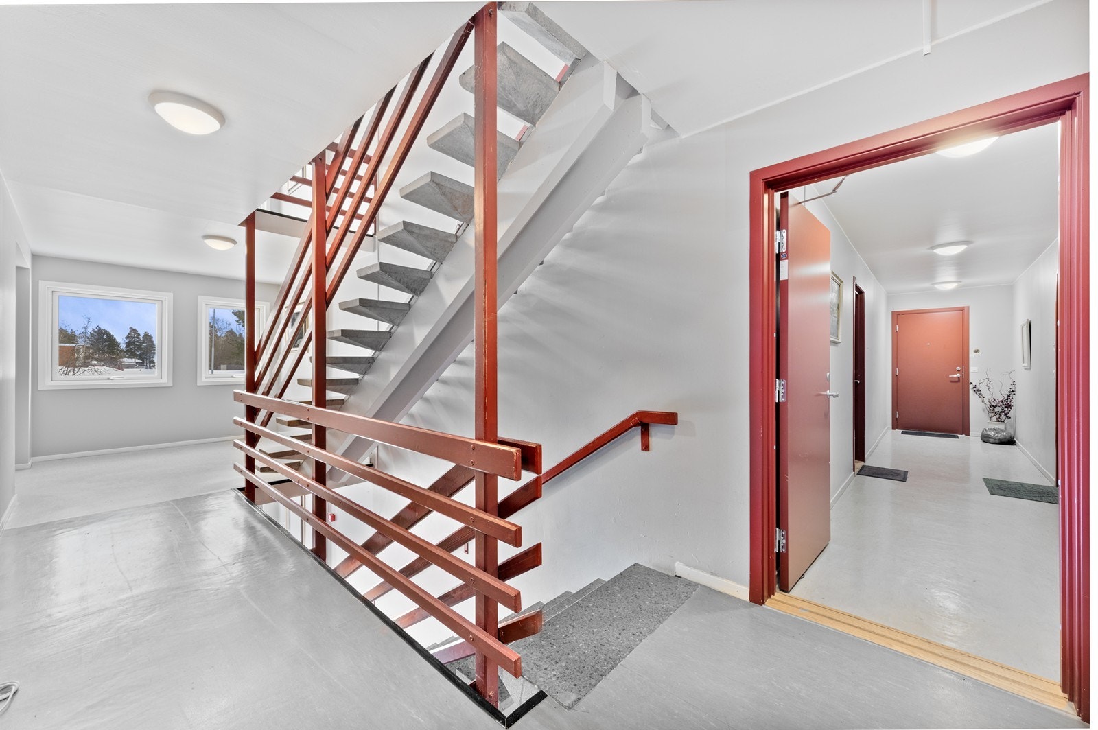 Kort vei til Øståsen med gode turmuligheter sommer som vinter, samt tursti langs Bergsjø. Kort vei til Tyrifjorden med gode bade- og fiskemuligheter. Her vil du garantert trives! Galleribilde