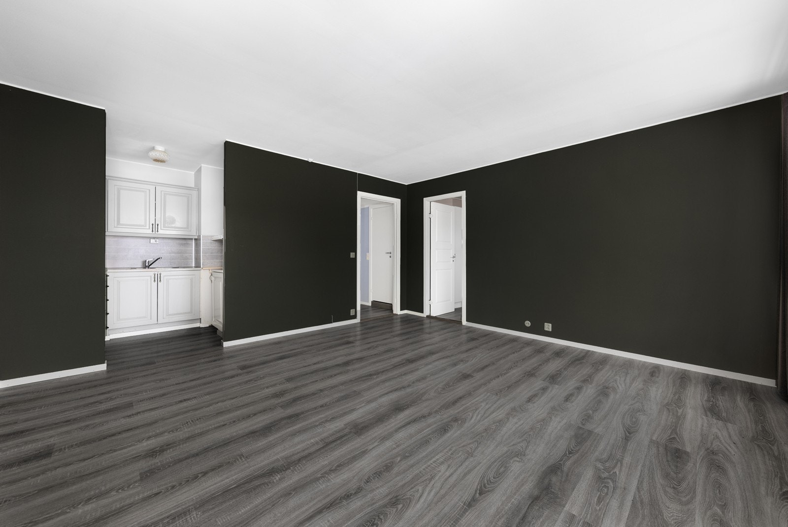 Kjøkkenet har innredning med profilerte fronter. Benkeplaten er av laminat. Galleribilde