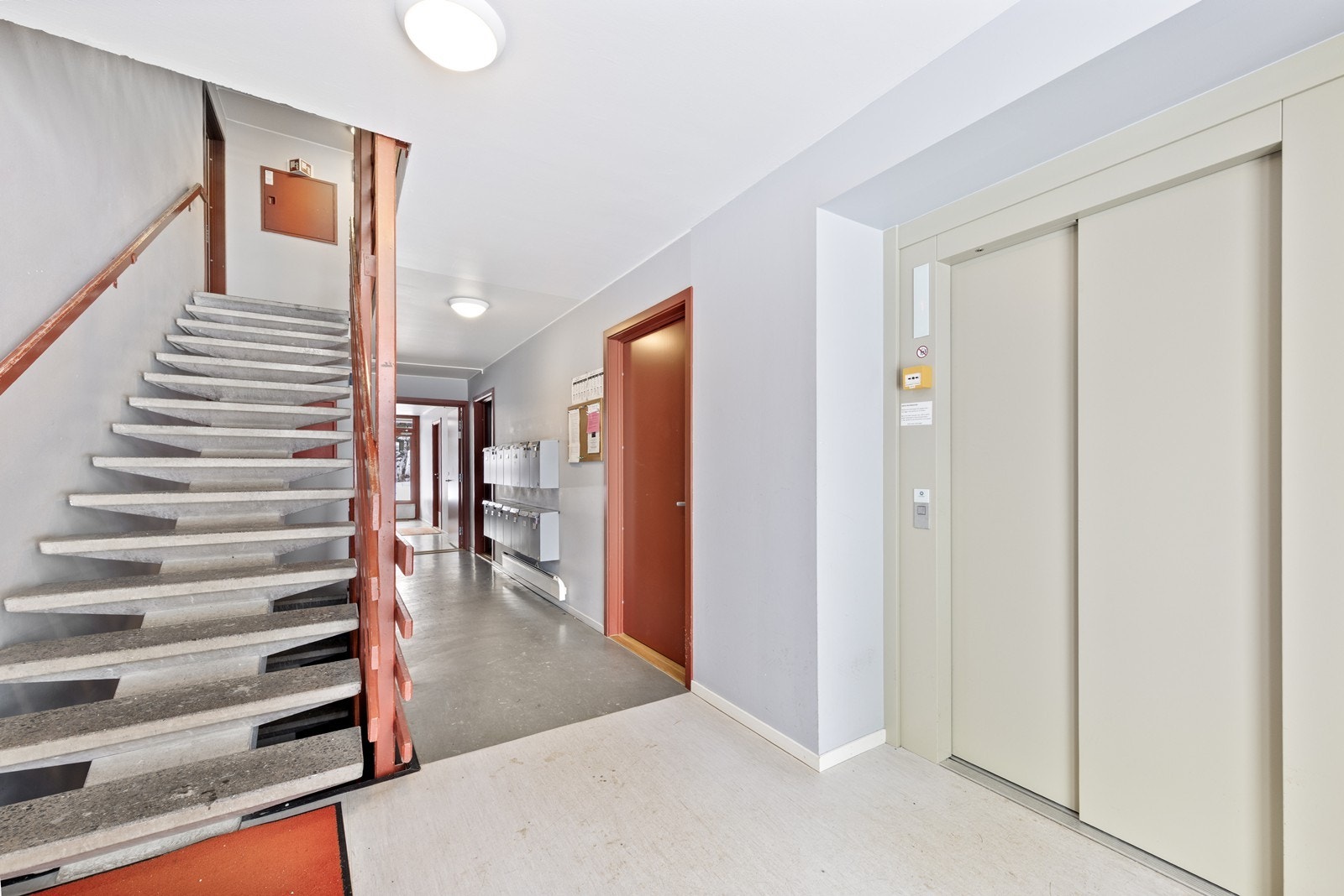 Det er heis i bygget og til leiligheten medfølger en garasjeplass i felles garasjeanlegg. Galleribilde