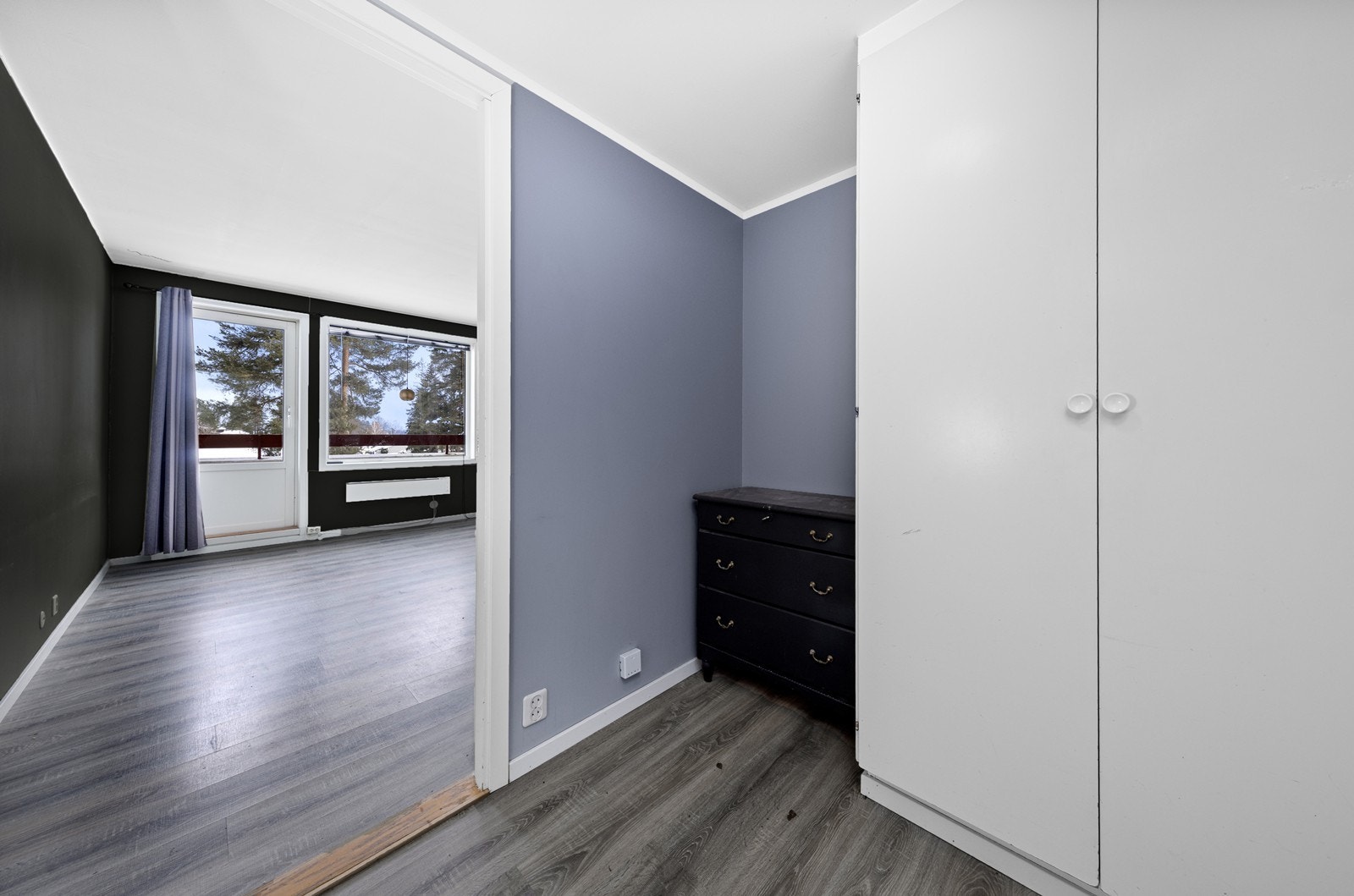 Leiligheten ligger i 2.etasje og inneholder: Entre, bad, stue/kjøkken og soverom. I tillegg disponerer leiligheten en privat bod i felles oppgang. Galleribilde