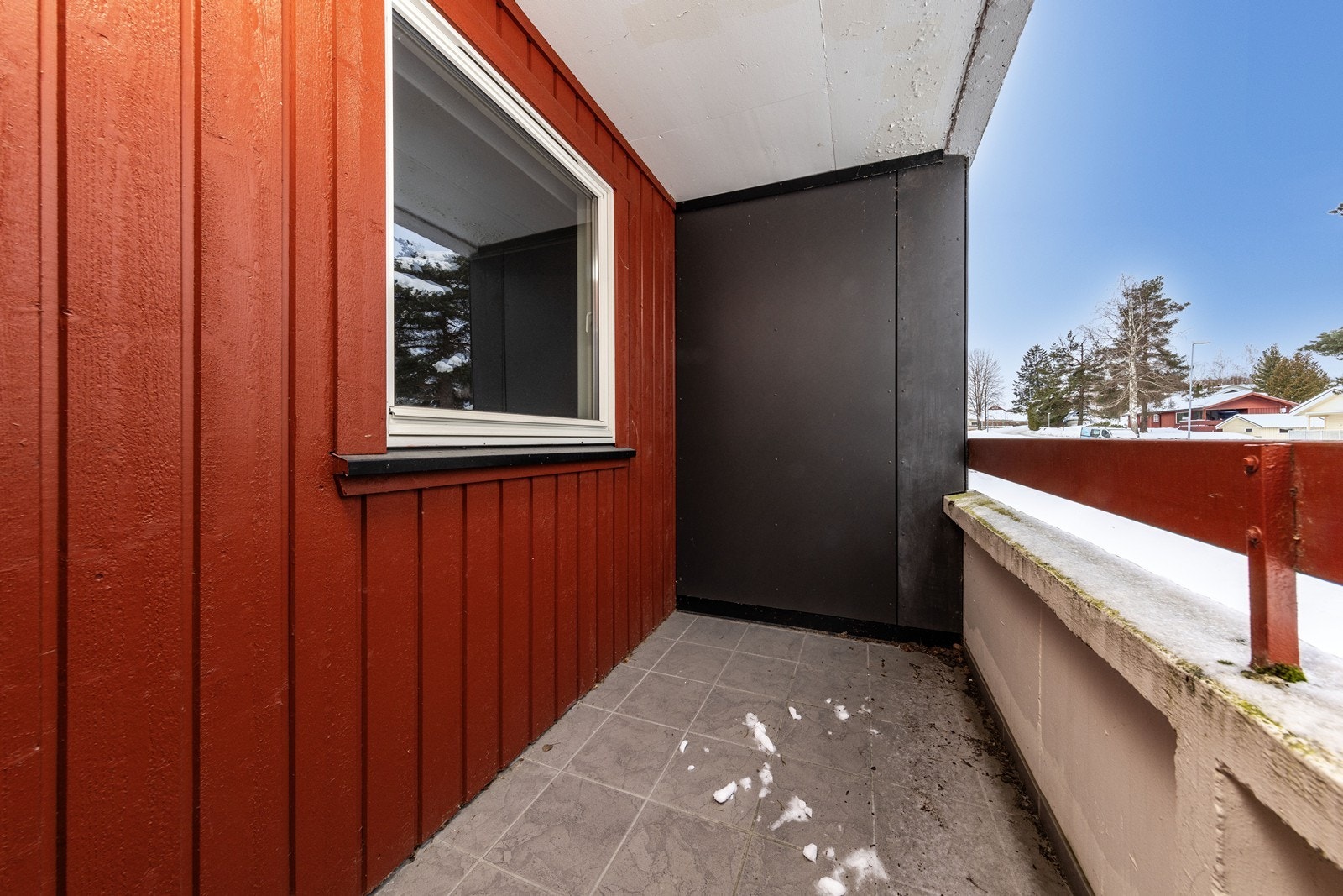 Fra leiligheten er det få minutters gange til Vikersund Sentrum som kan skilte med de fleste servicetilbud som dagligvarebutikker, kafeer, frisør, vinmonopol m.m. Galleribilde