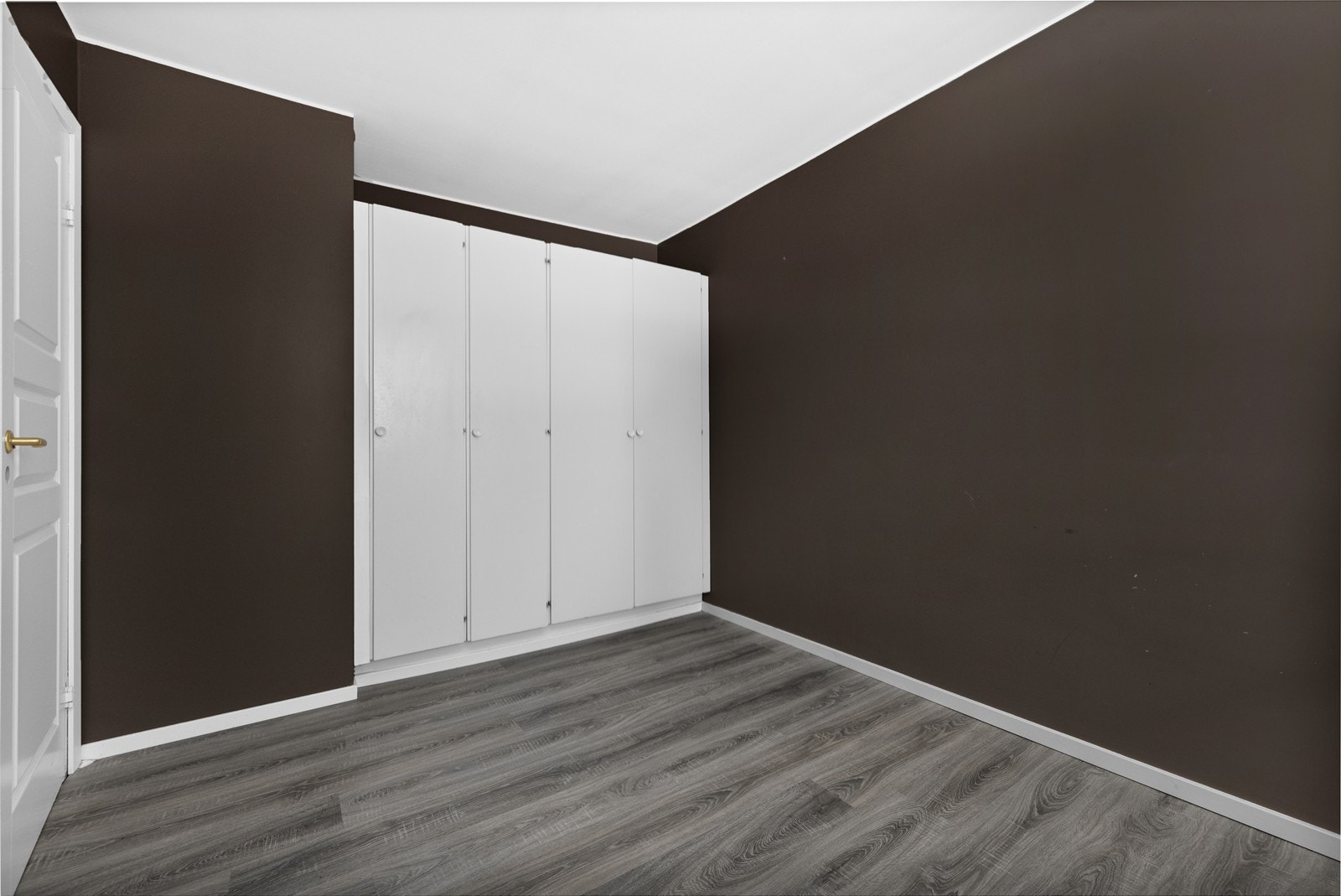 På soverommet er det montert garderobeskap. Galleribilde