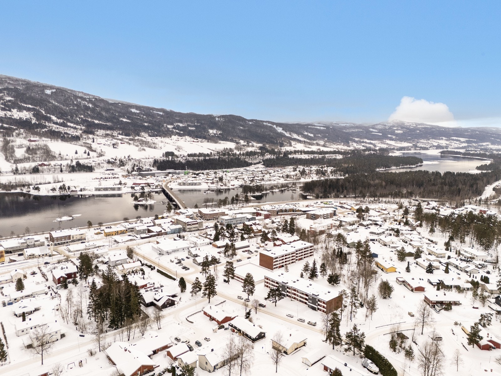 En sentral andelsleilighet beliggende i 2.etasje i Hovdeskogen Borettslag. Galleribilde