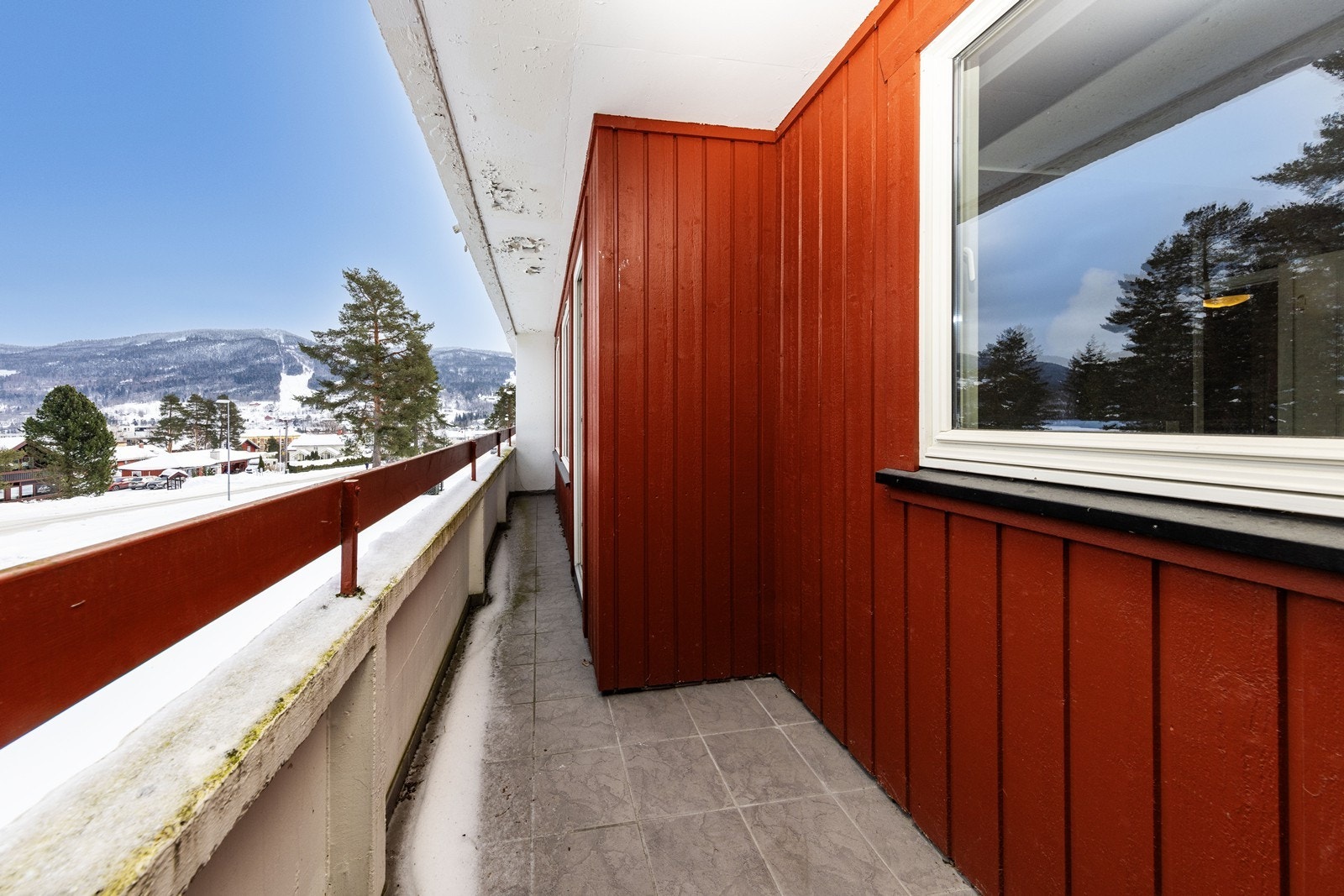 Fra stuen er det direkte utgang til en balkong med fin utsikt. Galleribilde