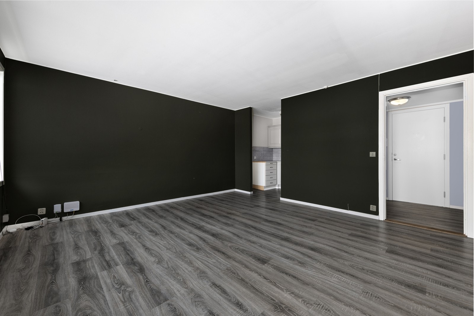 Innvendig er det gulv av laminat. Veggene har malte plater og malt betong. Innvendige tak har malt betong. Galleribilde