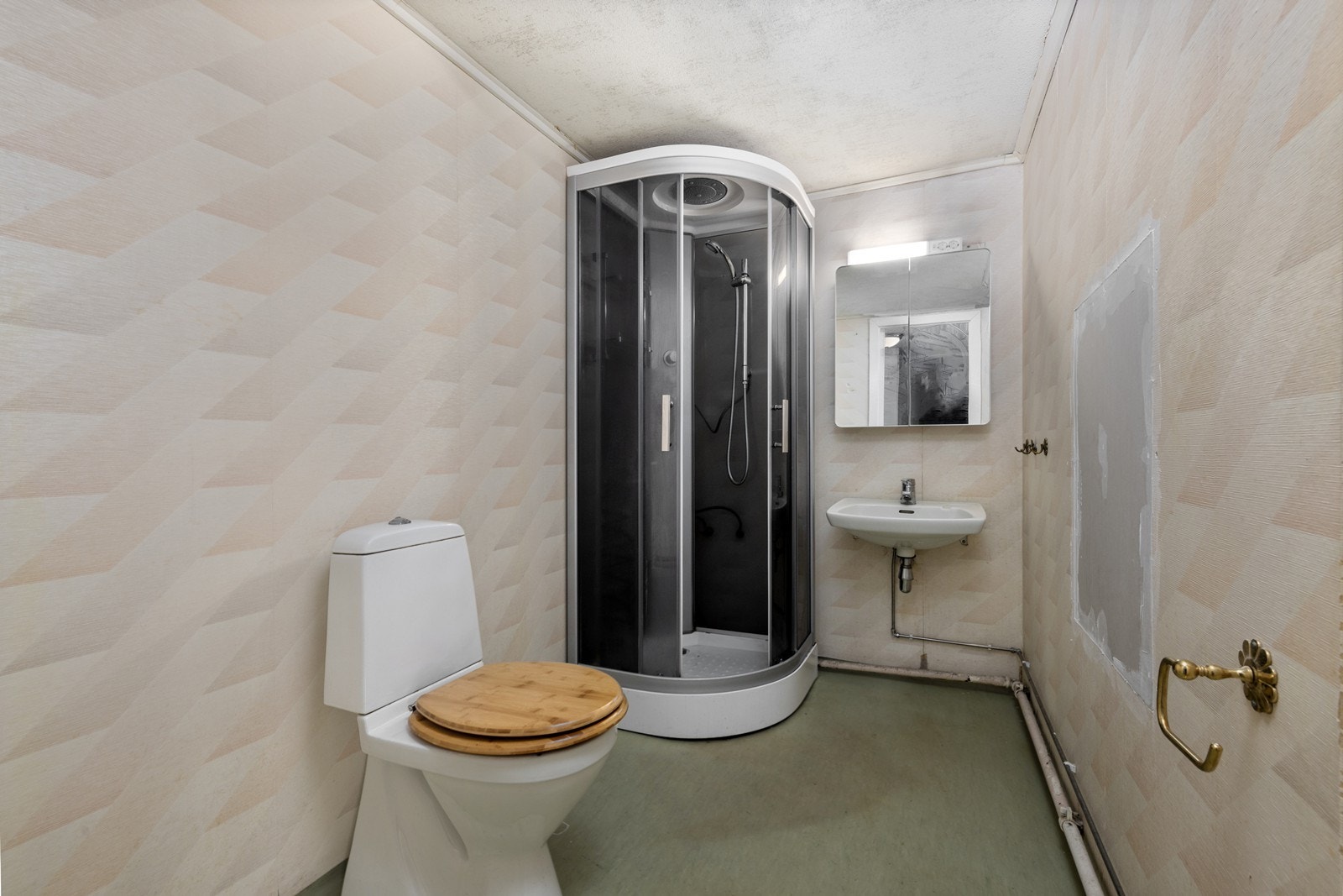 Baderom med vinylbelegg på gulv og våtromstapet/belegg på vegger. Himling med malt strie. Galleribilde