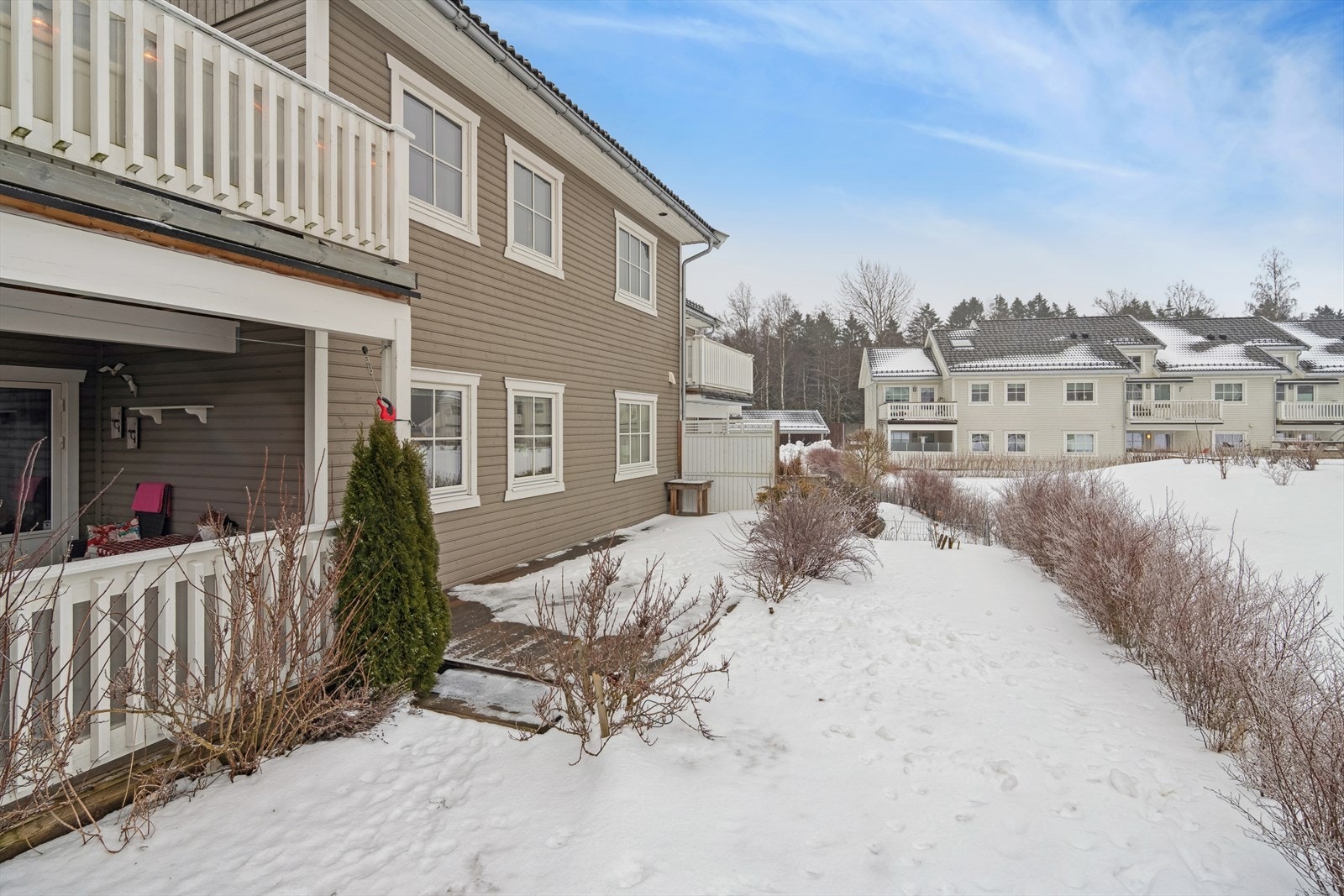 I tillegg til den overbygde uteplassen disponerer også leiligheten hage og stor markterrasse Galleribilde