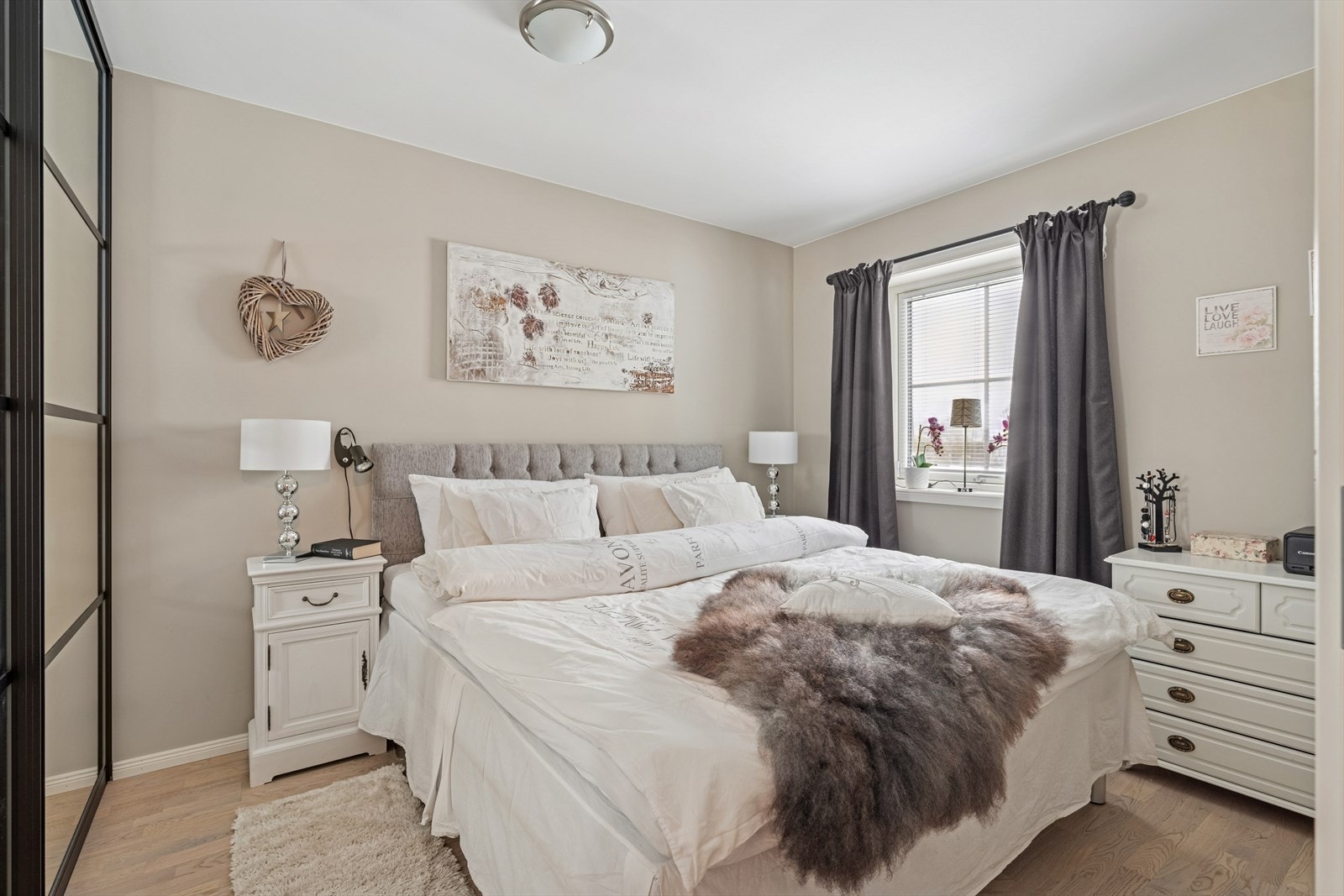 Leiligheten byr på to gode soverom - begge med parkett på gulv Galleribilde