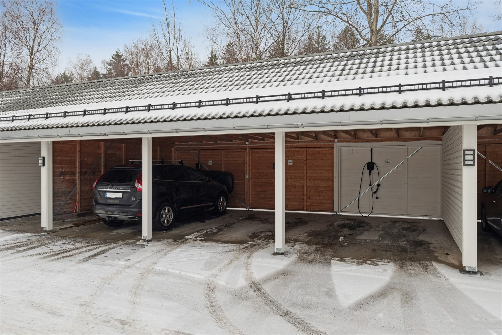 Seksjonen disponerer 1 biloppstillingsplass i carport. Videre har sameiet godt med merkede biloppstillingsplasser for gjester. Galleribilde