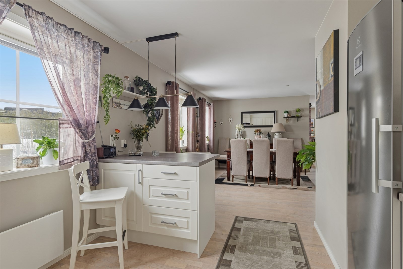 Det er etablert en koselig kjøkkenøy hvor man nyter dagens første kaffekopp Galleribilde