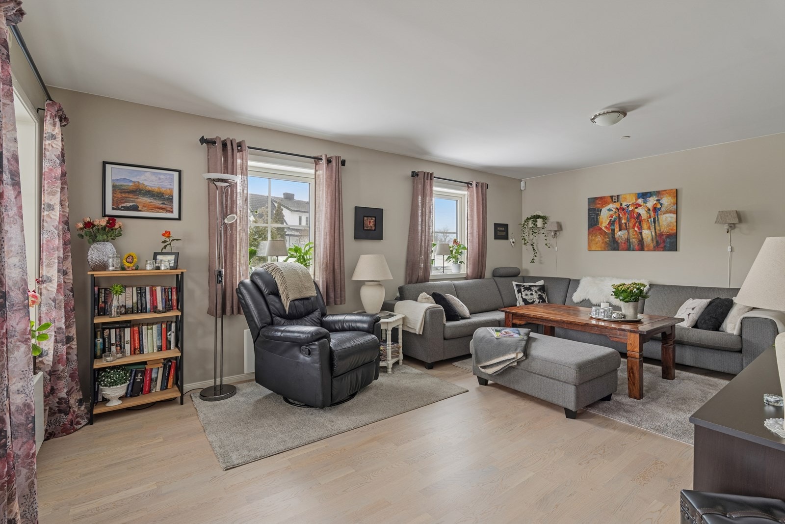 Stuens størrelse og planløsning gjør at man med enkle grep kan etablere et tredje soveværelse dersom det er behov for det Galleribilde