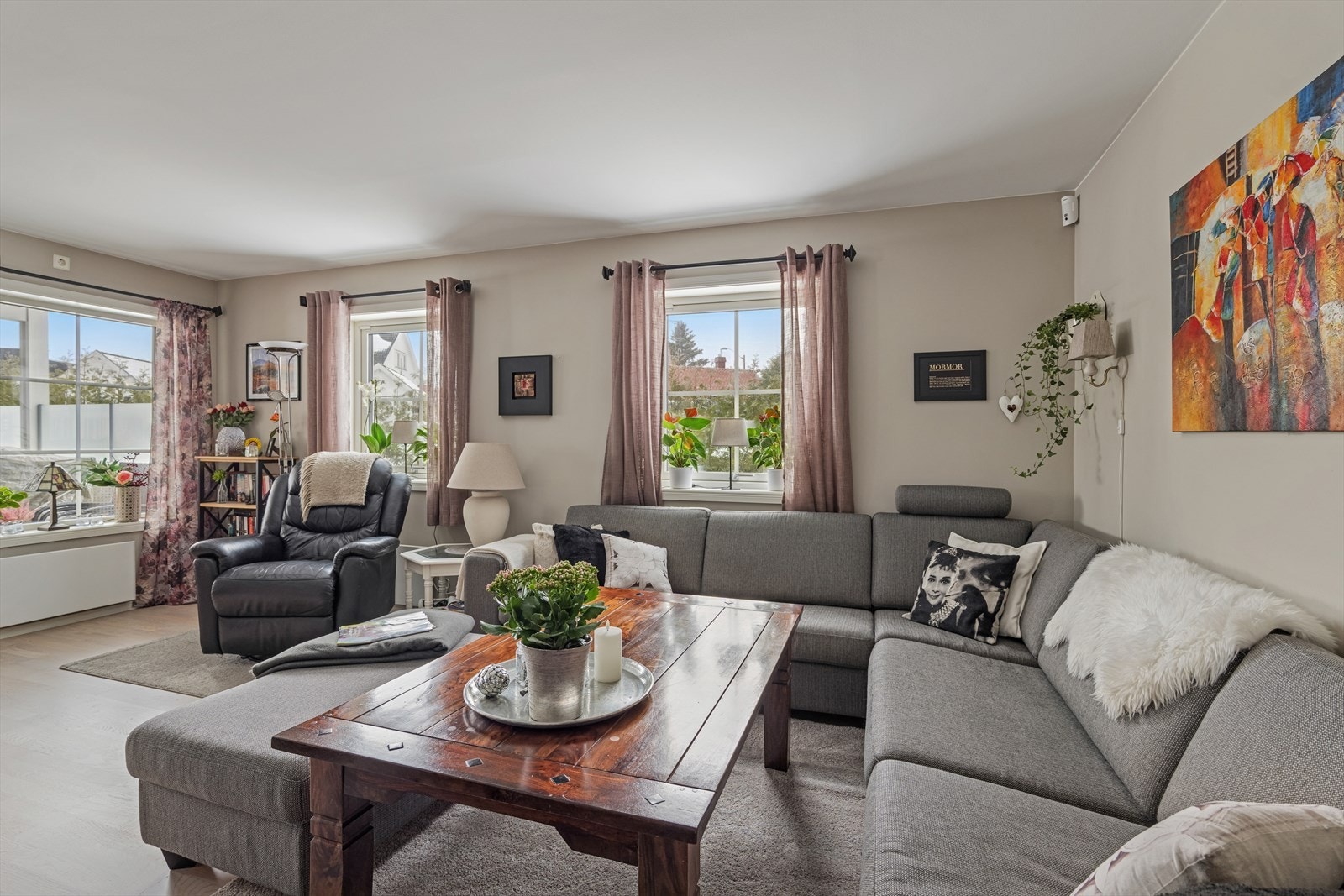 Fra stue kommer man ut på herlig overbygget uteplass Galleribilde