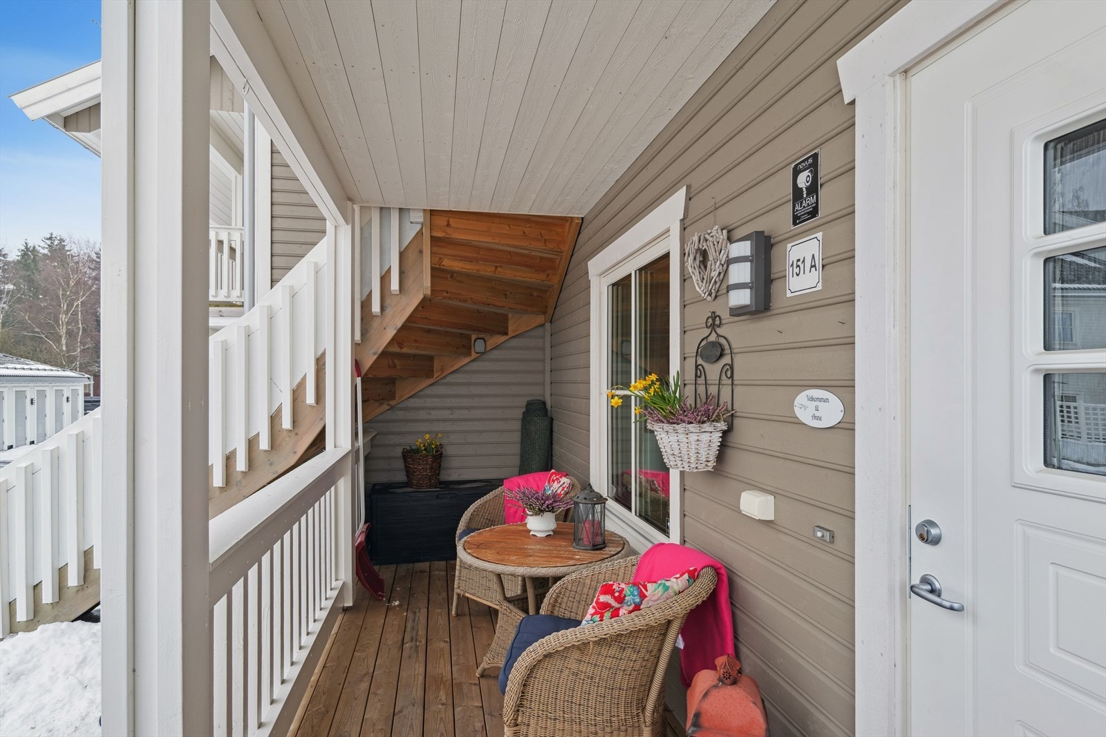 Ved inngangspartiet finner man leilighetens herlige overbygde uteplass mot øst Galleribilde