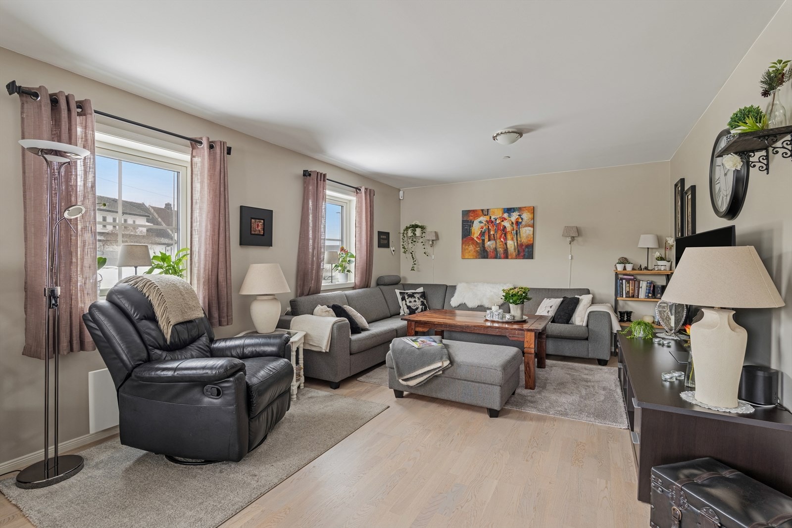 Stuen har lun parkett på gulv og delikate vegger holdt i en tidløs nyanse Galleribilde