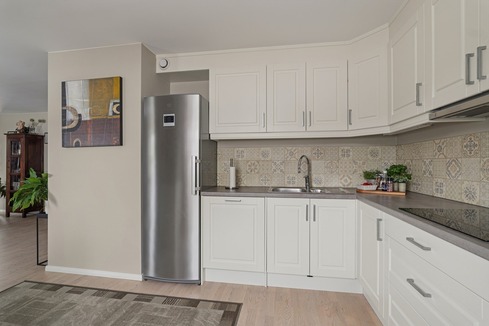 Kjøkkenet får godt med lys fra store sydvendte vindusflater Galleribilde