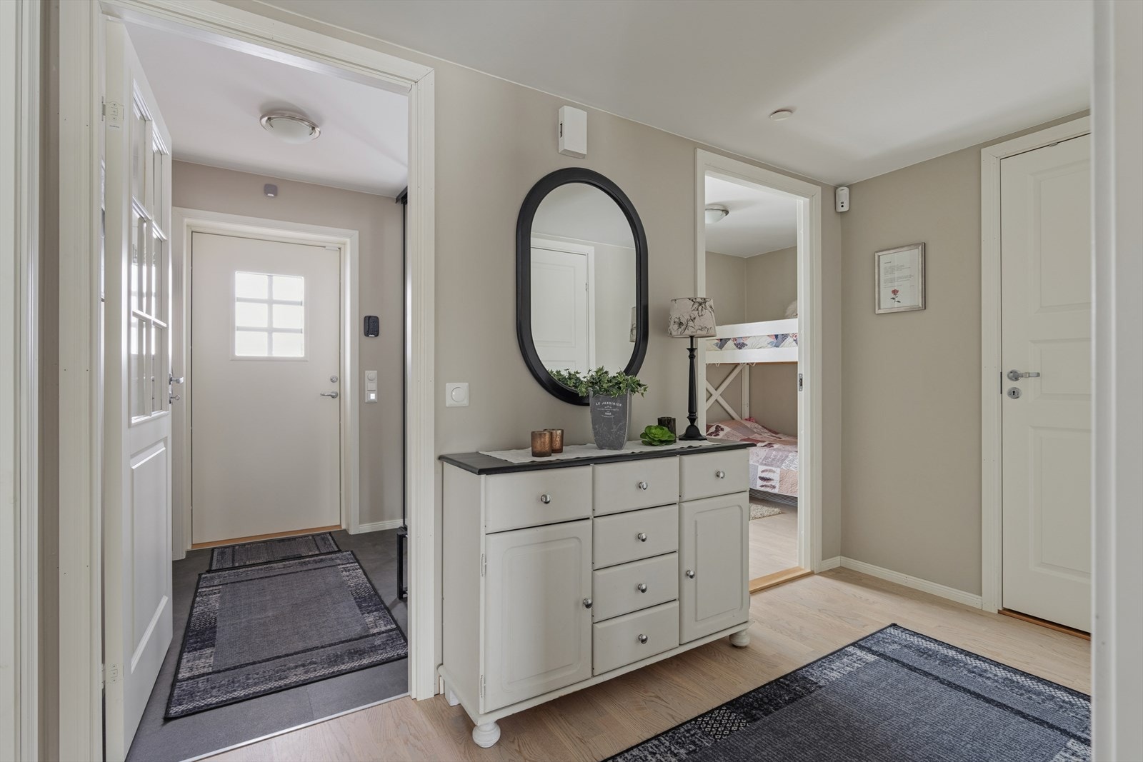 Leiligheten byr videre på gang som leder til soverommene, bad og teknisk rom Galleribilde