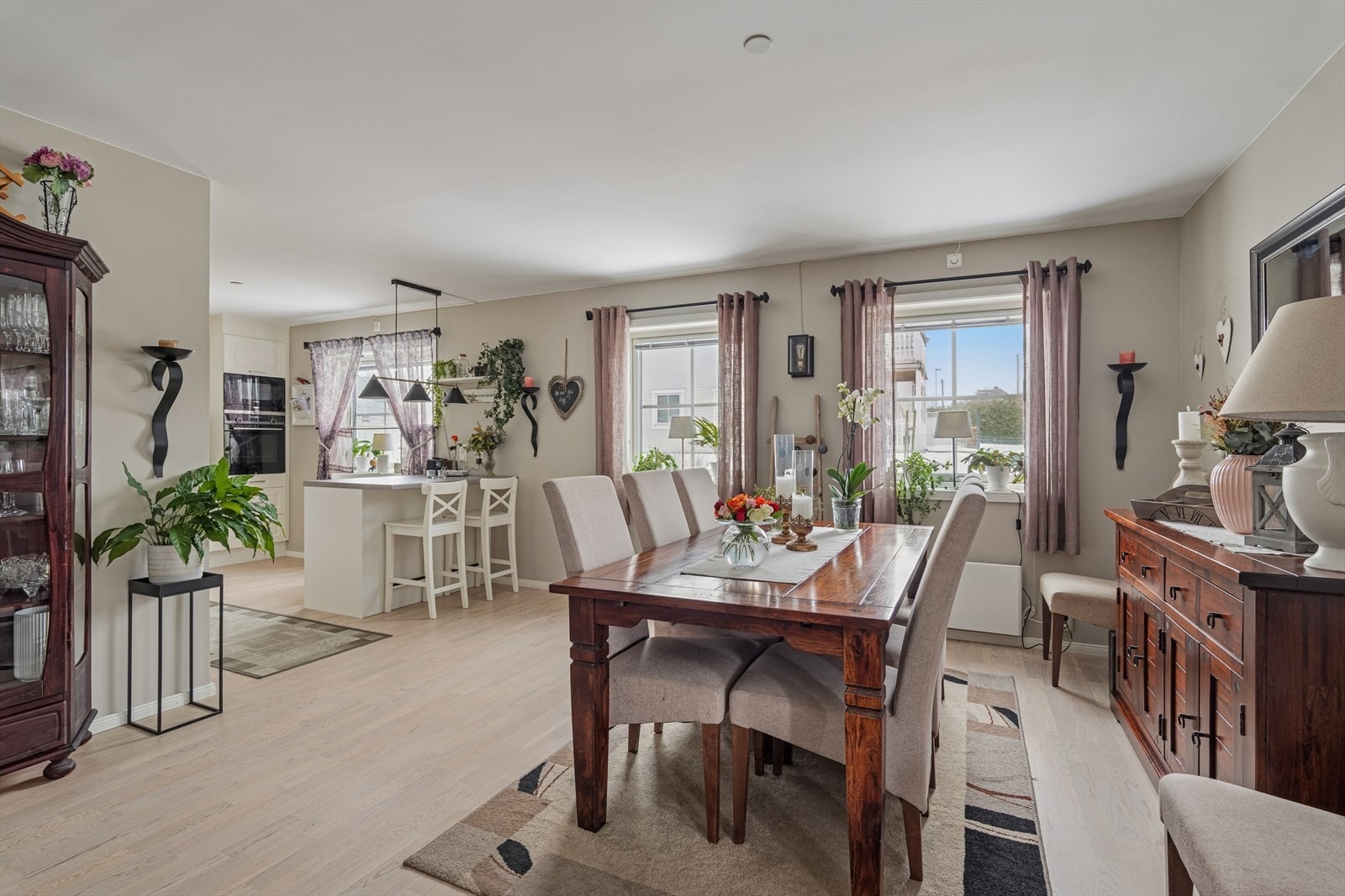 Leiligheten har svært god planløsning med store gode rom som man enkelt møblerer Galleribilde