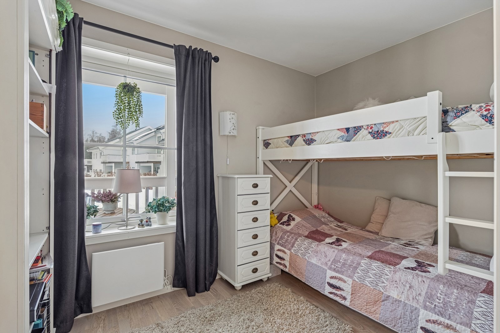 Gjesteværelset er romslig og har plassbygd skap Galleribilde