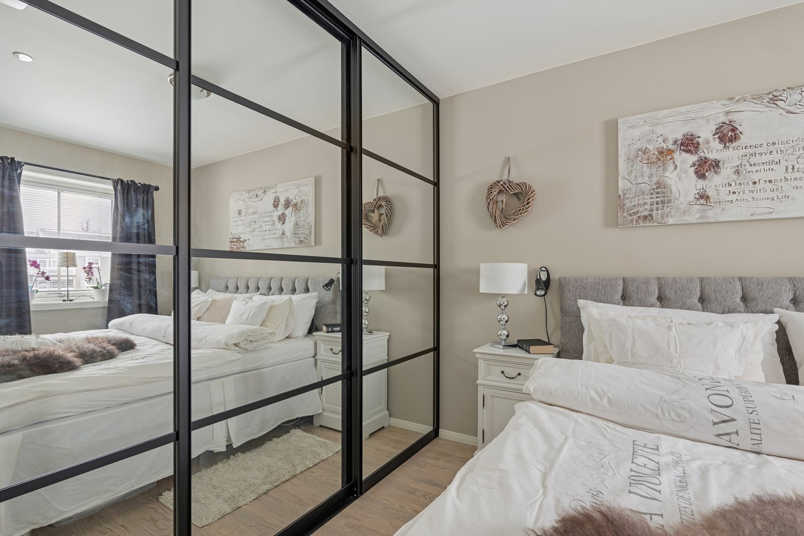 Hovedsoveværelset er utstyrt med flott langsgående skyvedørsgarderobe Galleribilde