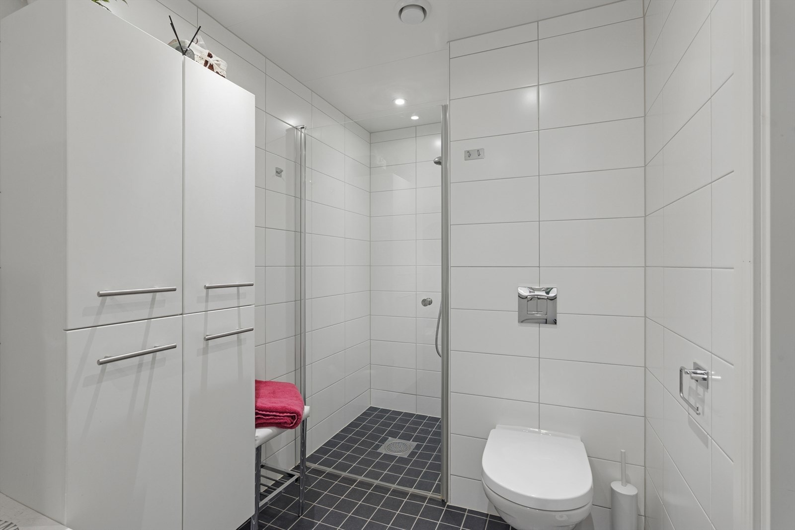 Badet har flislagt gulv med varmekabler og flislagte vegger Galleribilde