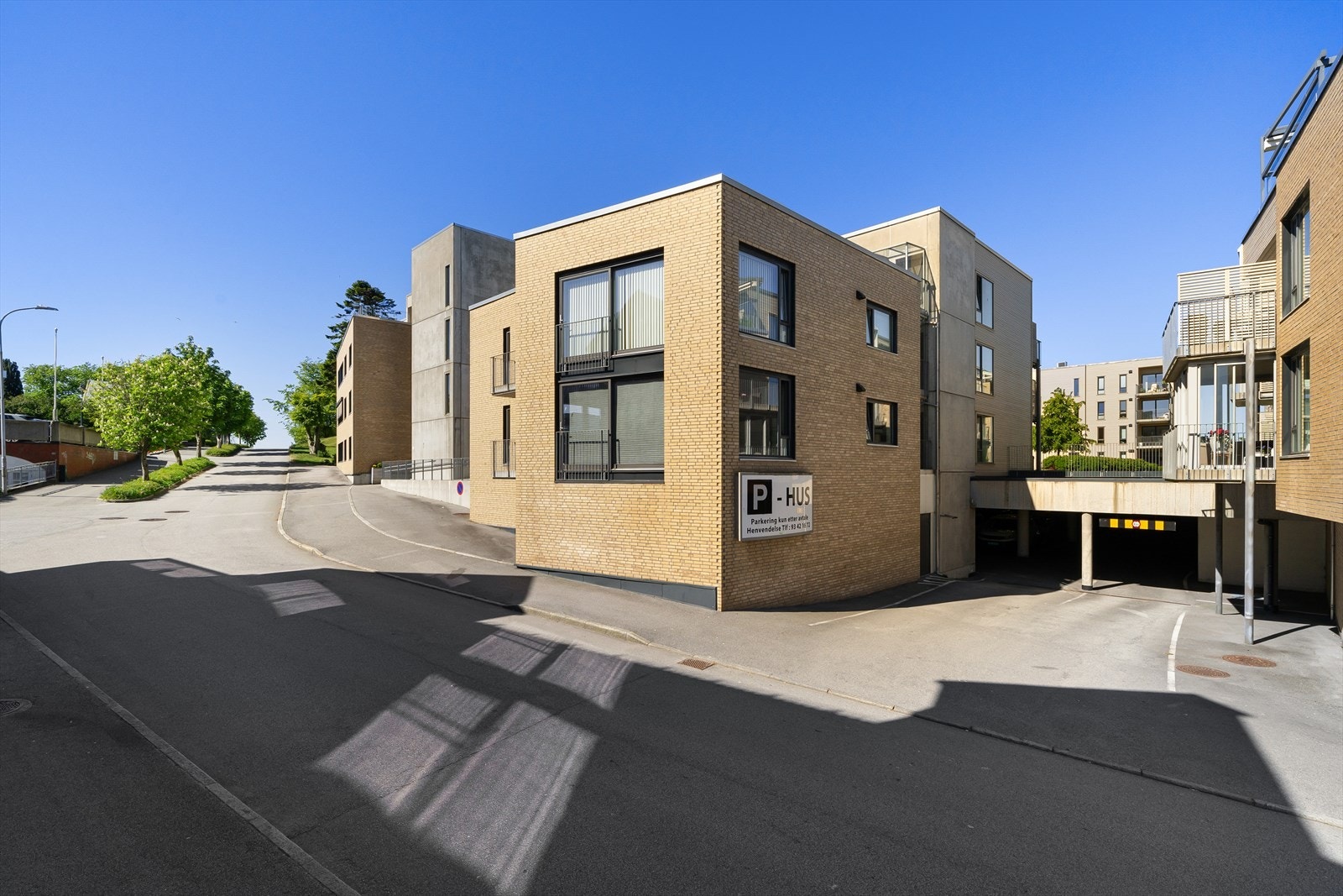 Kollektivtransport: Buss og tog. Kun tre-fire minutt å gå fra leiligheten. Galleribilde