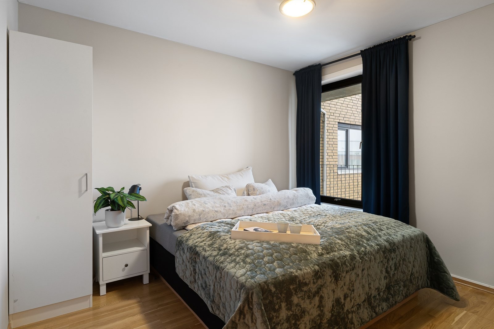 Soverommet har god plass til en dobbeltseng med tilhørende nattbord og garderobeskap. Galleribilde