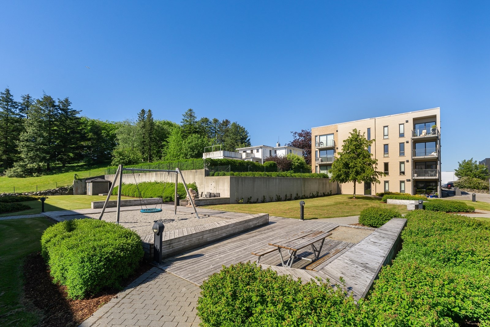 Hvis man vil ha mulighet til å kunne gå til alt, så er dette en perfekt plass å bo. Rett i nærheten har man dagligvarebutikker, shoppingmuligheter, restauranter, caféer, uteplasser, treningssenter, kino, banker og flotte turområder. Galleribilde