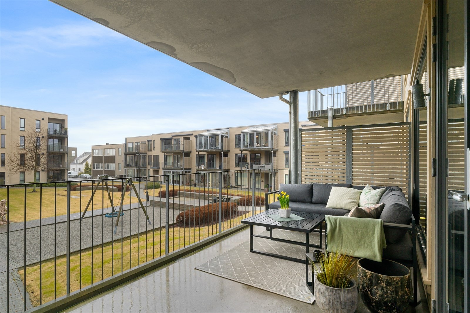 Solrik vestvendt balkong på 13 m² med overbygg. Det er parkering i lukket anlegg, sykkelparkering for sameiet, i tillegg til en praktisk sportsbod på 7 m² for ekstra oppbevaring. Galleribilde