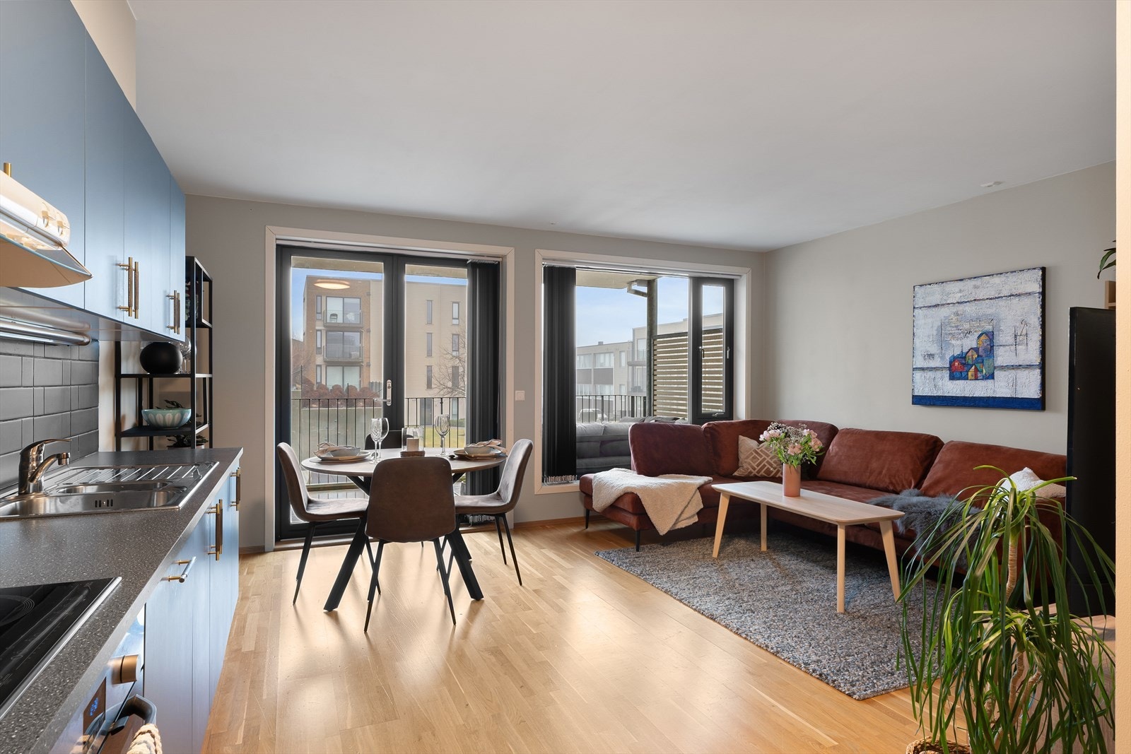 Innbydende leilighet med attraktiv beliggenhet midt i Bryne. Leiligheten er gjennomført, med god standard og praktiske løsninger. Galleribilde